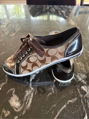 Coach Brown Monogram Canvas Low-Top Sneaker with Patent Leather Details size 8.5